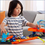 Mattel : Hot Wheels Transforming 2 In 1 Stunt Garage With Snap Speed Track Sytem & 1 Car